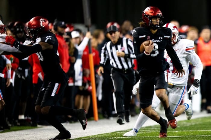 Cincinnati Bearcats quarterback Evan Prater (3) runs downfield in the second half of the NCAA football game on Saturday, Nov. 20, 2021, at Nippert Stadium in Cincinnati. The Cincinnati Bearcats defeated Southern Methodist Mustangs 48-14. Southern Methodist Mustangs At Cincinnati Bearcats 23